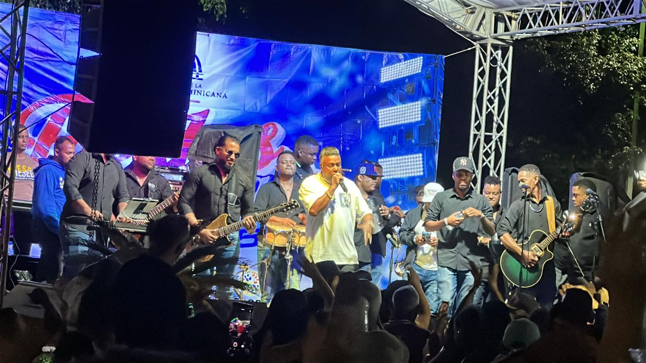 Exitosa fiesta navideña 2025 en Juma Bejucal reunió a cientos de personas con Luis Miguel del Amargue