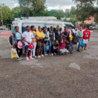 Detienen conductor de minibús transportando a 15 haitianos indocumentados en Azua