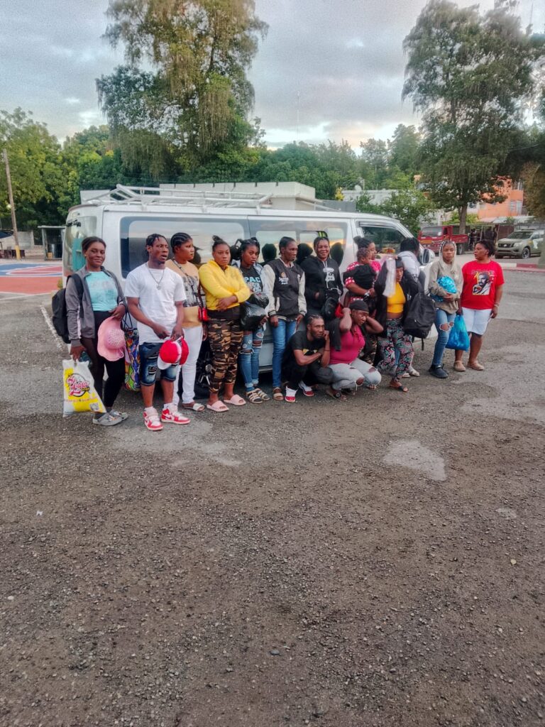Detienen conductor de minibús transportando a 15 haitianos indocumentados en Azua