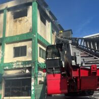 Tras más de 15 horas, Bomberos permanecen apostados tras incendio en ferretería de la avenida Independencia