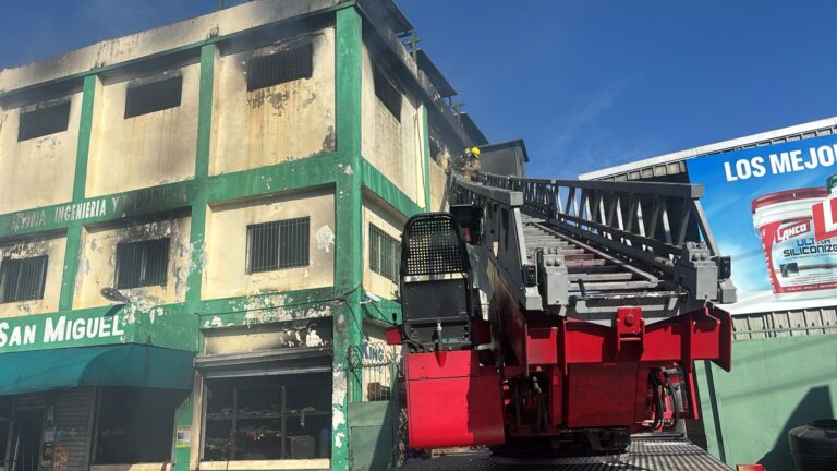 Tras más de 15 horas, Bomberos permanecen apostados tras incendio en ferretería de la avenida Independencia