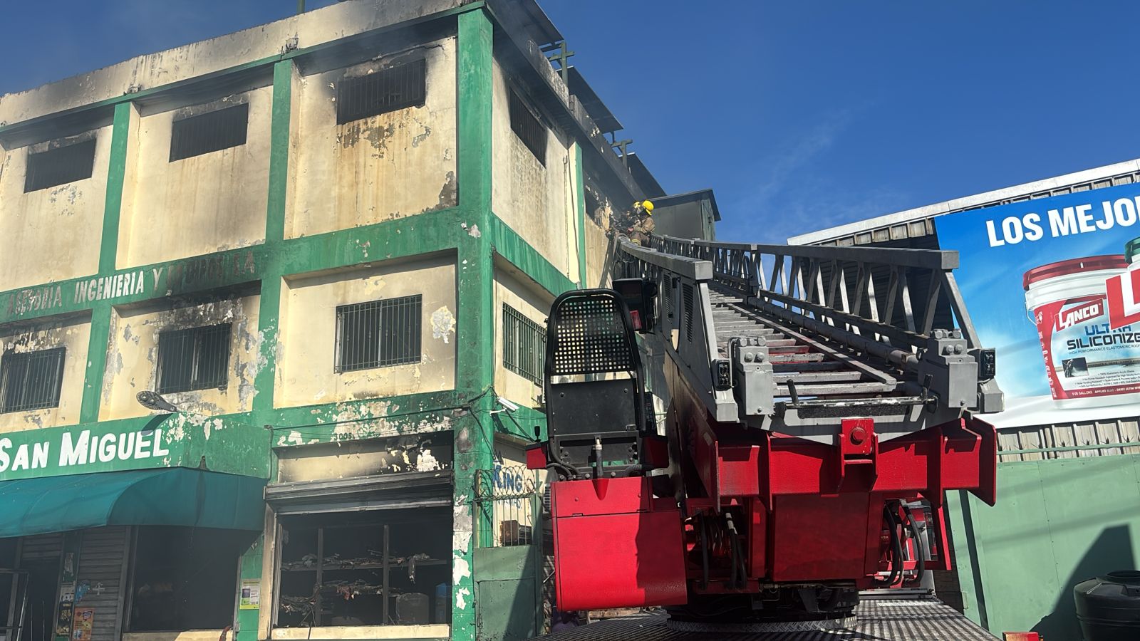Tras más de 15 horas, Bomberos permanecen apostados tras incendio en ferretería de la avenida Independencia