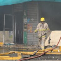 Bomberos entran en fase de remoción de escombros tras incendio en Ferretería San Miguel