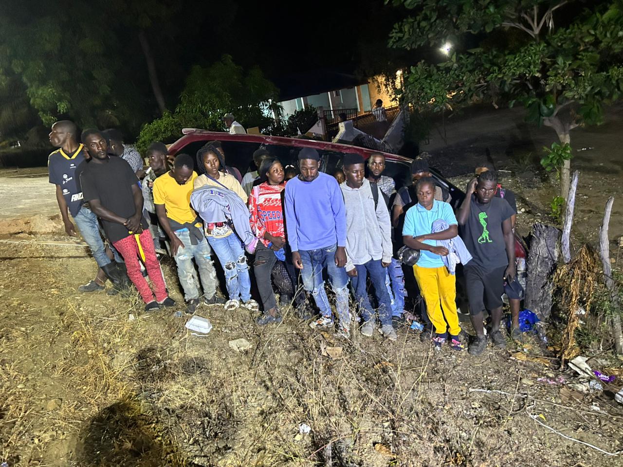 Ejército intercepta miniván con 21 haitianos en condición migratoria irregular en Guayubín