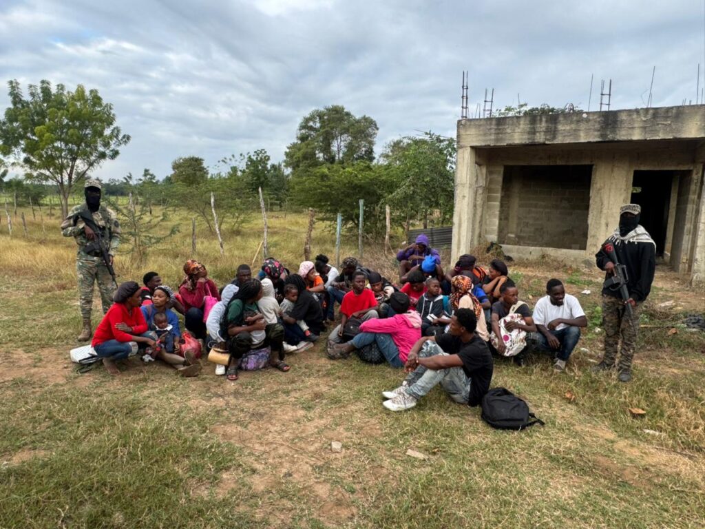 Unidades de drones del Ejército detectan a 34 haitianos indocumentados que se ocultaban en una construcción en Dajabón