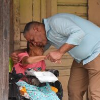 Carlos Gil agasaja familias de SDE en medio de incertidumbre navideña