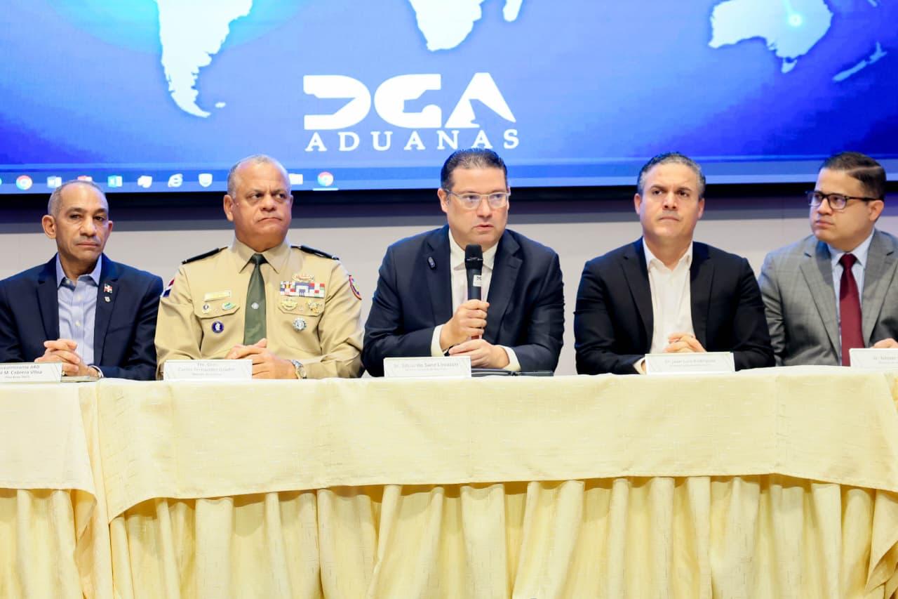 Director de Aduanas junto a otras autoridades que interactúan en los puertos.