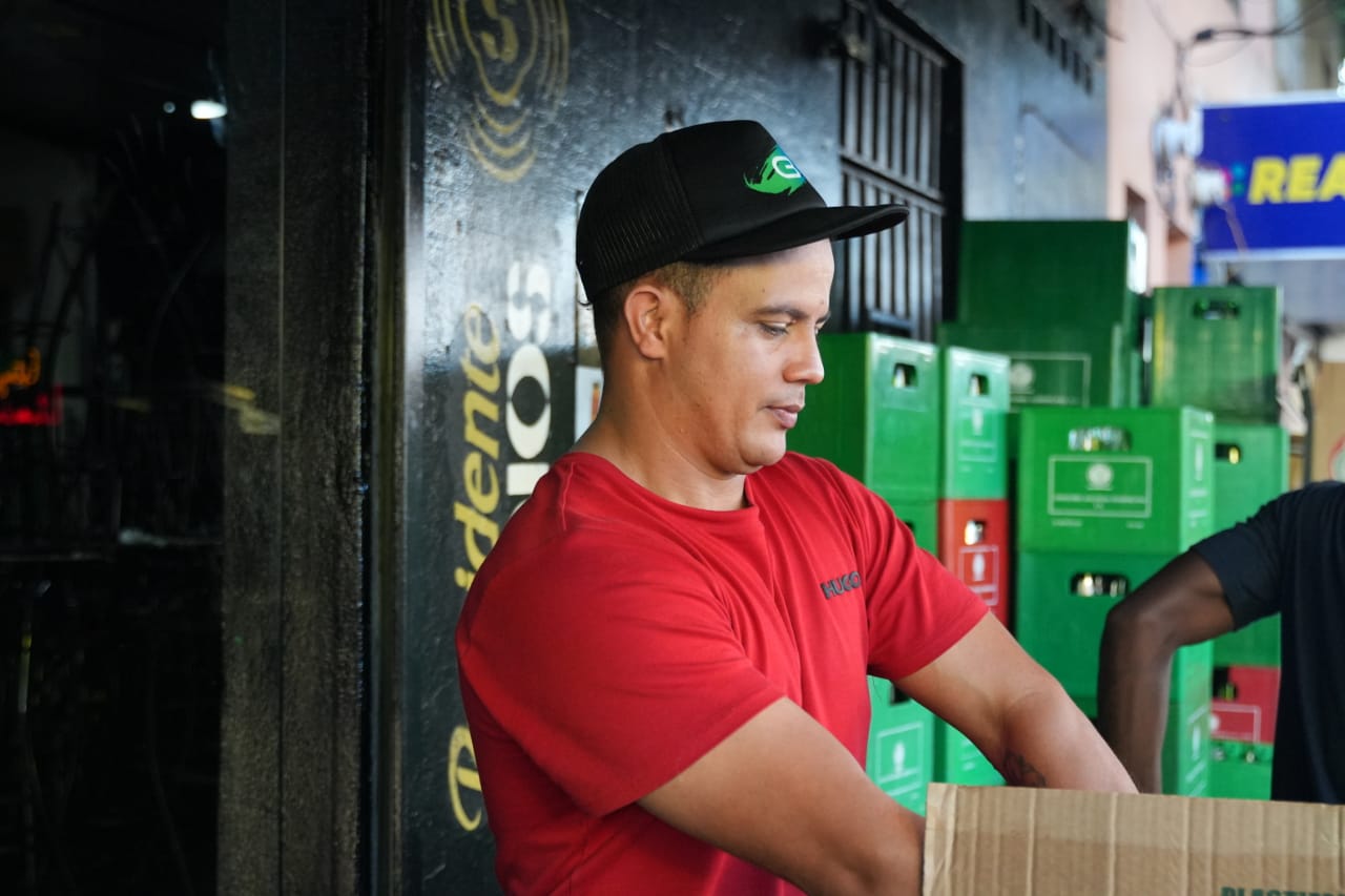 Vendedores de bebidas alcohólicas se preparan para recibir el Año Nuevo