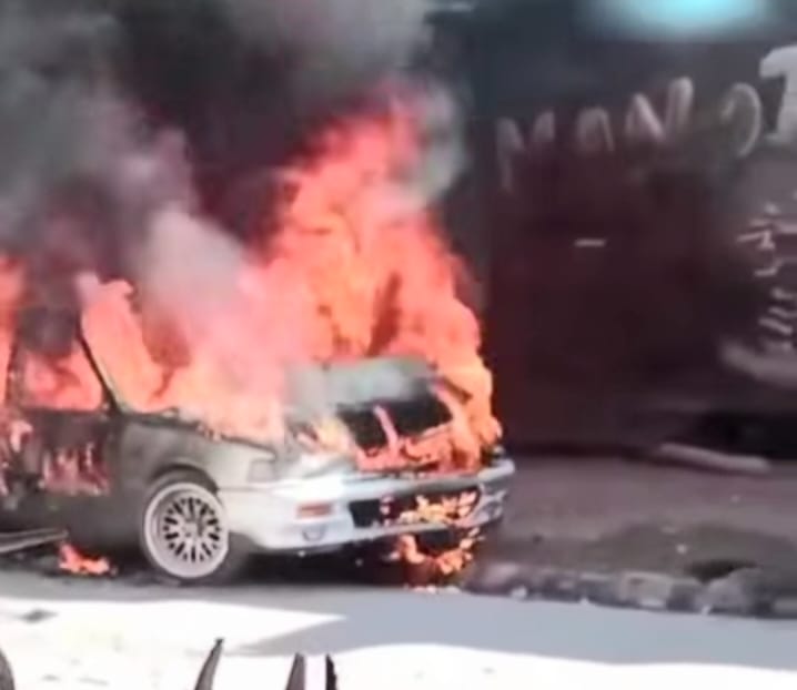 Vehículo se incendia en el sector La Bombita de Azua; no se reportan víctimas
