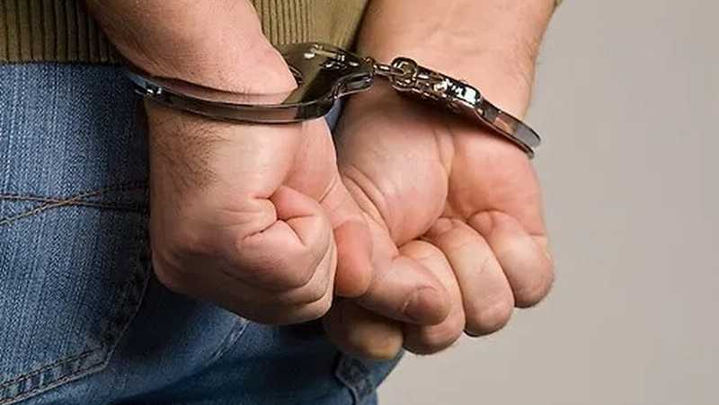 PN arresta a dos individuos tras persecución luego de despojar a ciudadana de su celular en Santiago