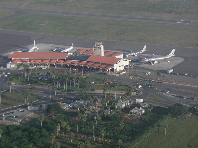 Arrestan a cuatro hombres involucrados en tráfico de drogas en aeropuerto del Cibao