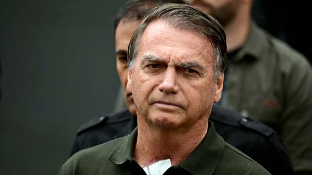 Defensa de Bolsonaro solicita autorización para que reciba fisioterapia en su celda
