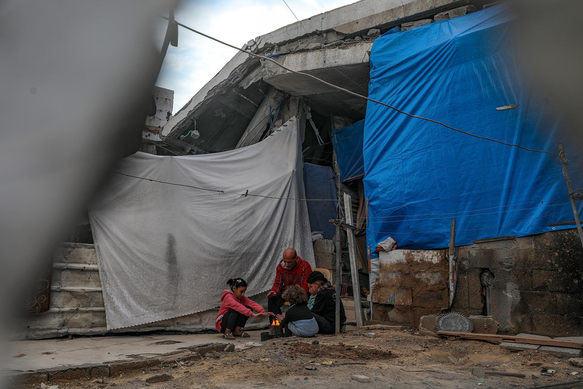 Muere una bebé de 8 meses por hipotermia en el sur de Gaza en pleno temporal