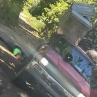 Dos hombres mueren electrocutados tras caer cable eléctrico sobre su vehículo en Gaspar Hernández