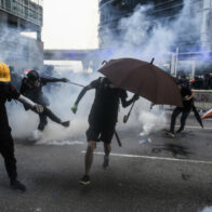 Hong Kong detiene reformas exteriores y exige retirar cubiertas ante dudas sobre seguridad