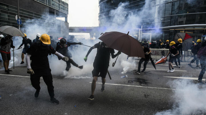 Hong Kong detiene reformas exteriores y exige retirar cubiertas ante dudas sobre seguridad