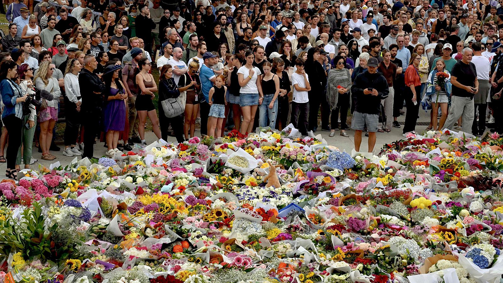 Australia rinde homenaje a las víctimas del atentado de Bondi