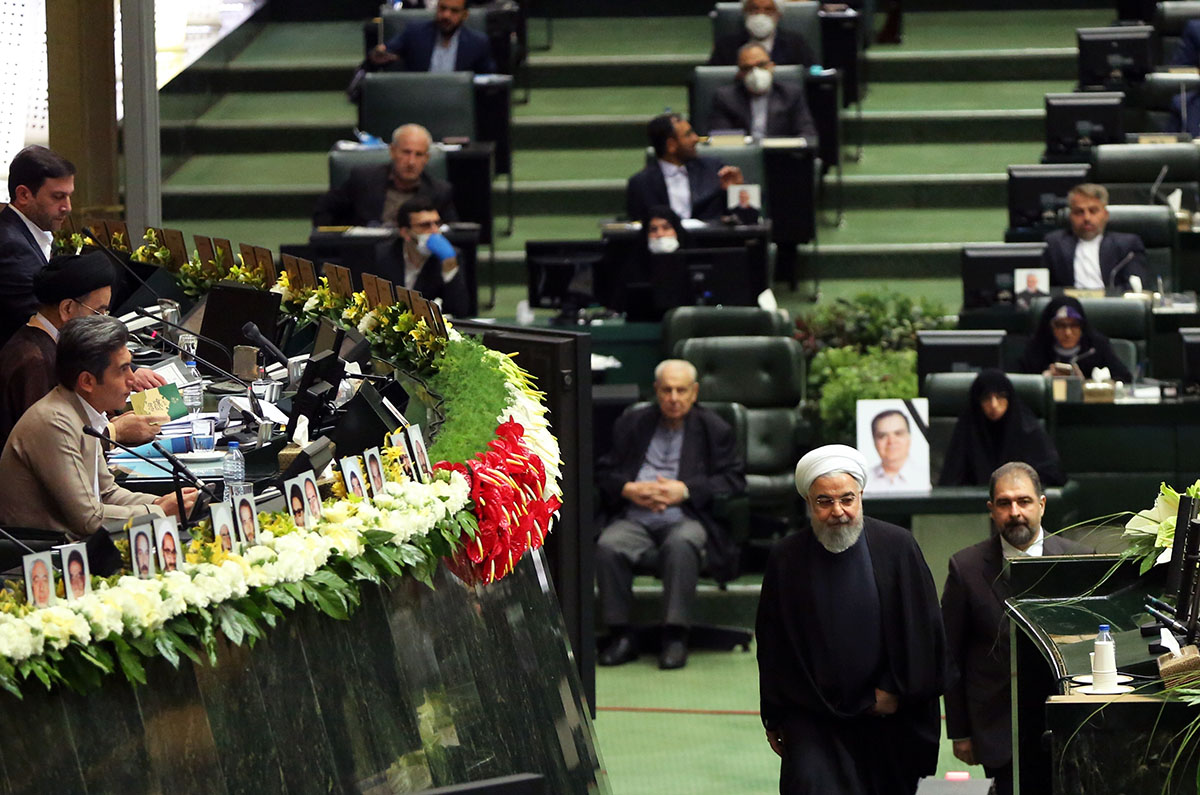 Más de 150 diputados piden mano dura en la aplicación de las leyes del velo en Irán