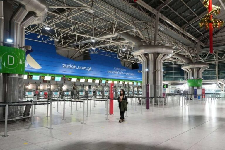 La huelga general deja decenas de vuelos cancelados y un aeropuerto casi vacío en Lisboa