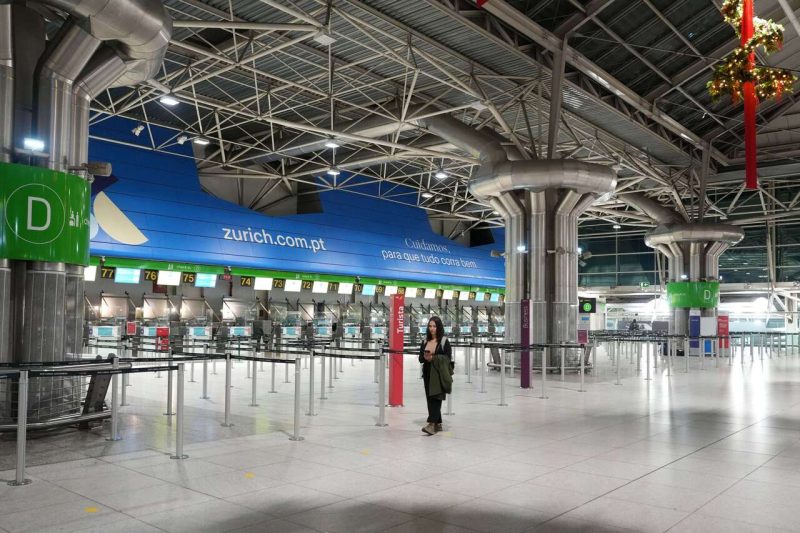 La huelga general deja decenas de vuelos cancelados y un aeropuerto casi vacío en Lisboa