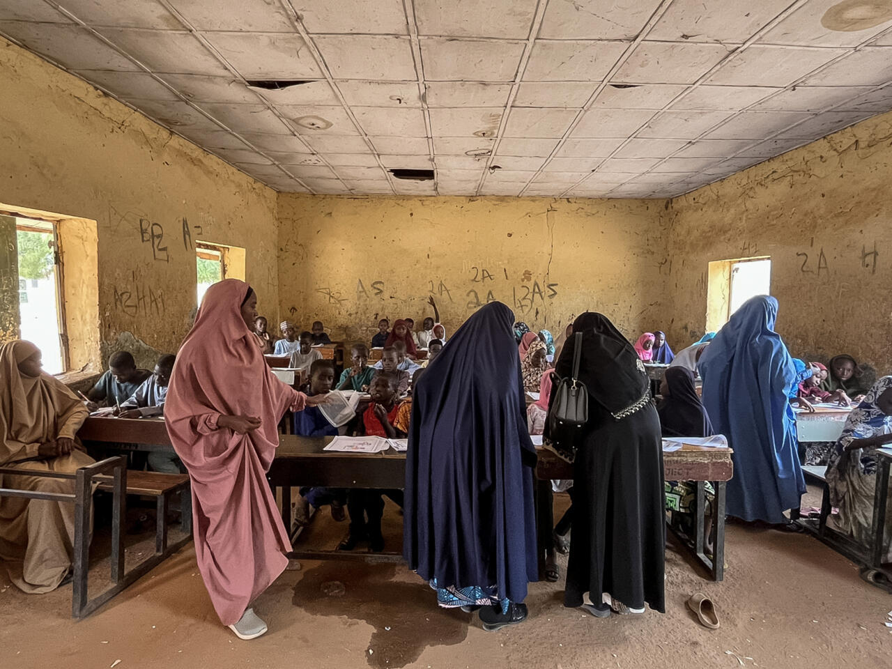 Liberan a cien de los 303 estudiantes secuestrados de una escuela al norte de Nigeria