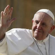 El papa lamenta economía que trata "al hombre como mercancía" en primera misa del Gallo
