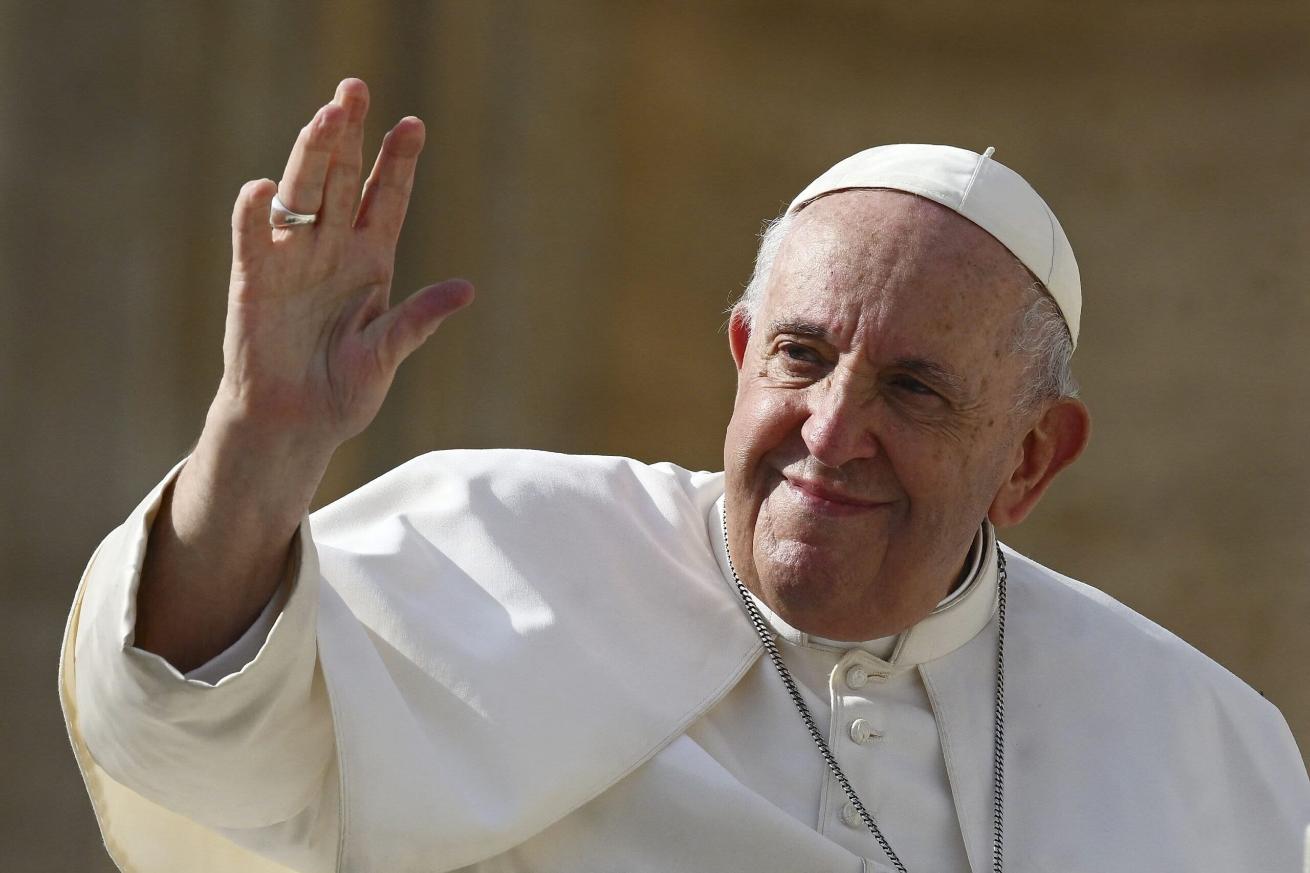El papa lamenta economía que trata "al hombre como mercancía" en primera misa del Gallo