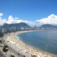 Piloto de un avión ultraligero muere tras un accidente frente a la playa de Copacabana, en Brasil
