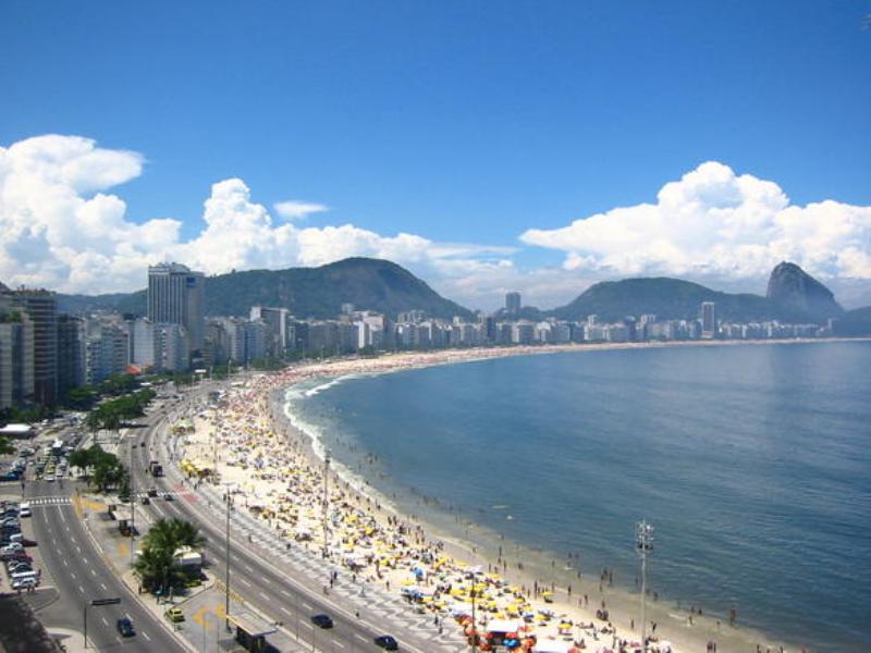 Piloto de un avión ultraligero muere tras un accidente frente a la playa de Copacabana, en Brasil