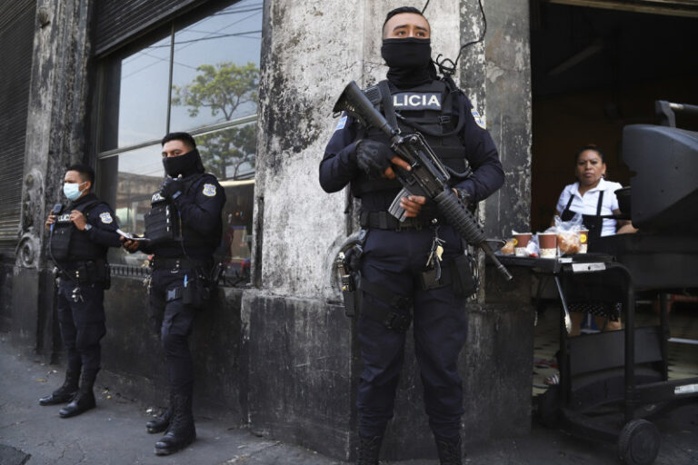 Policía salvadoreña intercepta lancha procedente de Nicaragua con 450 kilogramos de droga