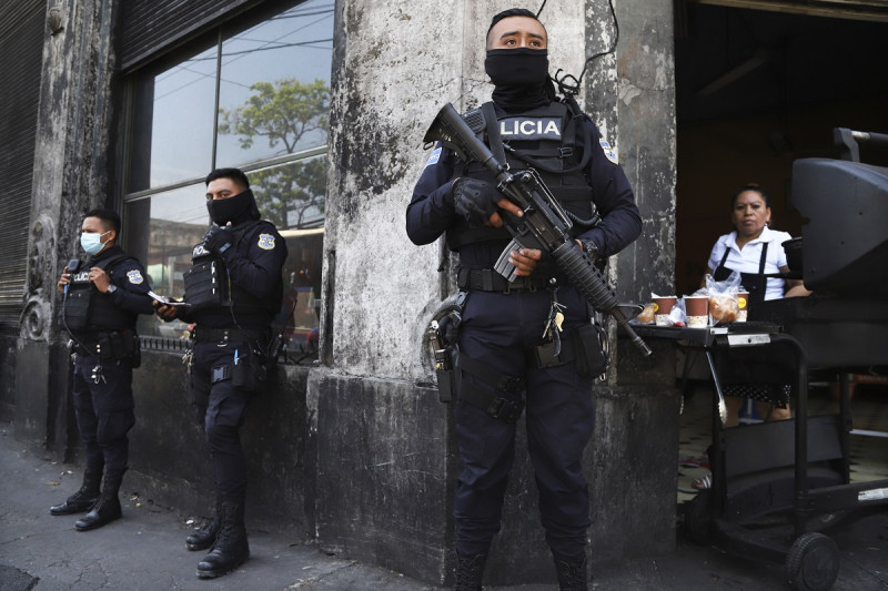 Policía salvadoreña intercepta lancha procedente de Nicaragua con 450 kilogramos de droga