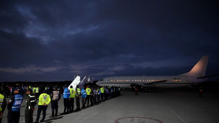 Venezolanos repatriados de El Salvador piden garantías para acudir a audiencia en EE.UU.