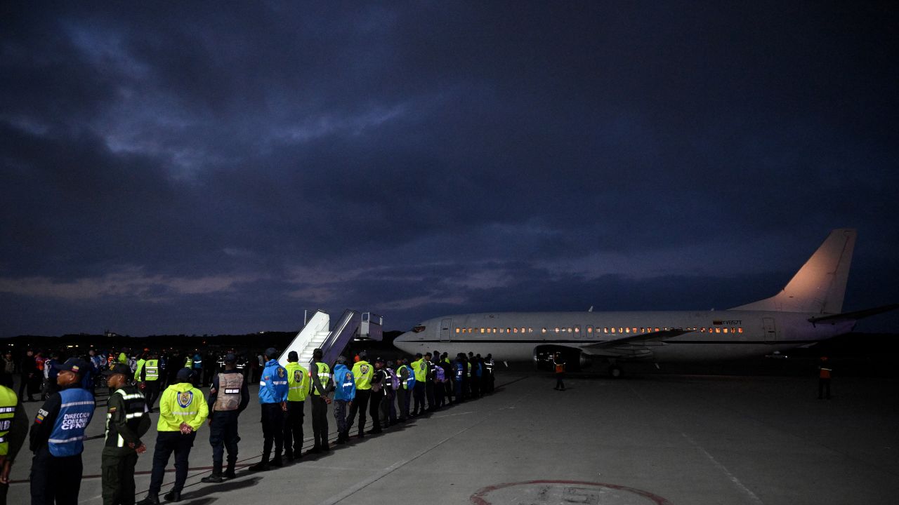 Venezolanos repatriados de El Salvador piden garantías para acudir a audiencia en EE.UU.