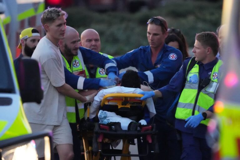 Policía australiana neutraliza amenaza tras tiroteo en Bondi Beach, Sídney