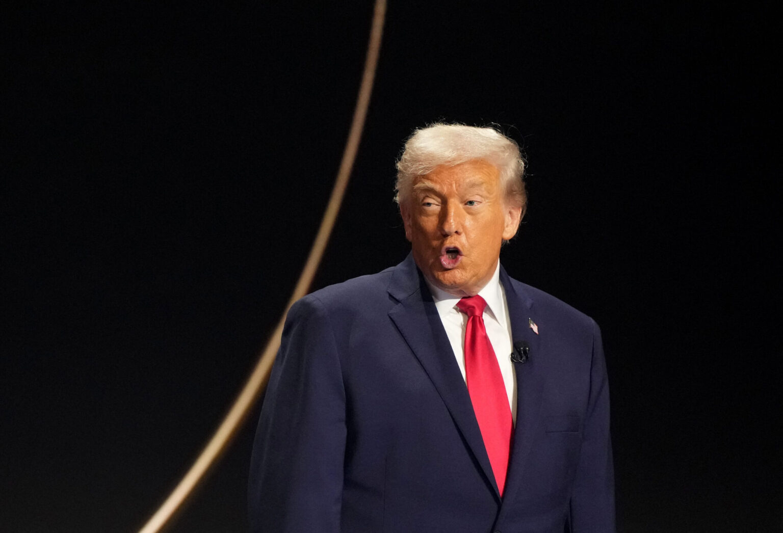 Trump afirma que Maduro tiene los "días contados" y Venezuela se dice dispuesta a "luchar"