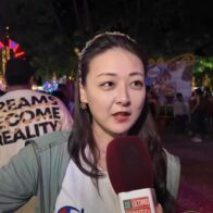 Visitas internacionales en Villa Navidad: “Los dominicanos son calientes y alegres”
