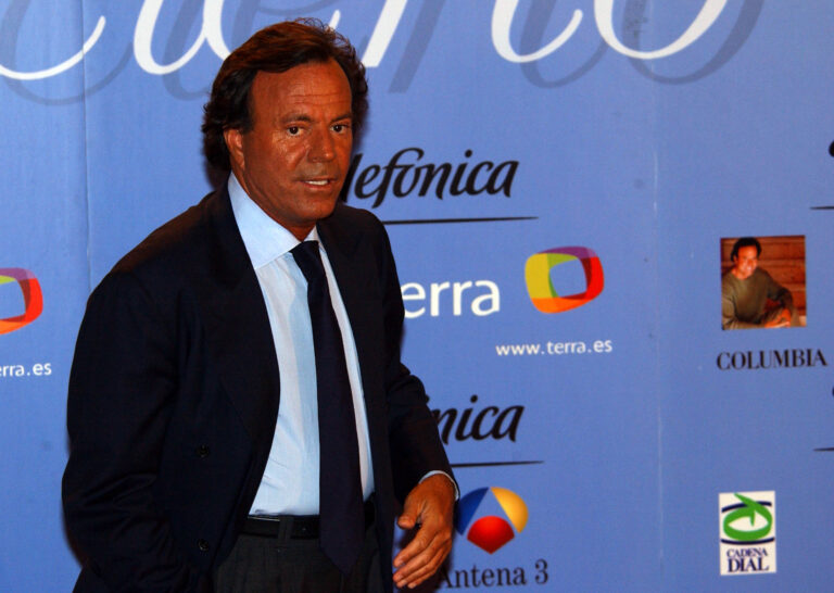 Julio Iglesias en el ojo del huracán mediático tras años de versiones no confirmadas