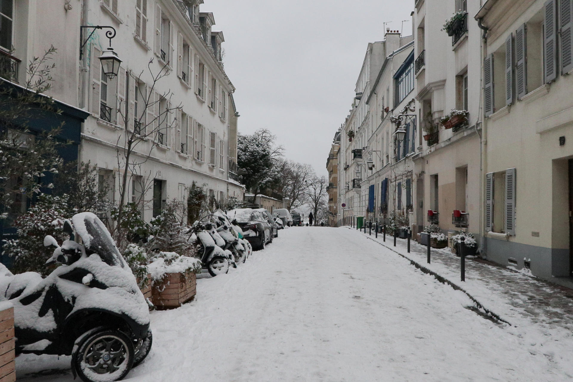 Media Europa colapsada por la nieve: cientos de vuelos cancelados y atascos kilométricos