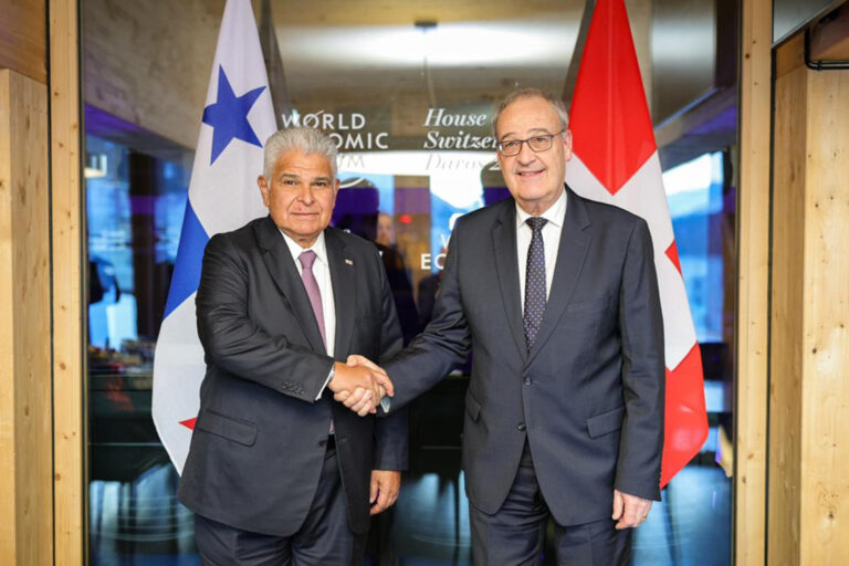 Presidente de Panamá impulsa relaciones económicas con Suiza y Singapur en Foro de Davos