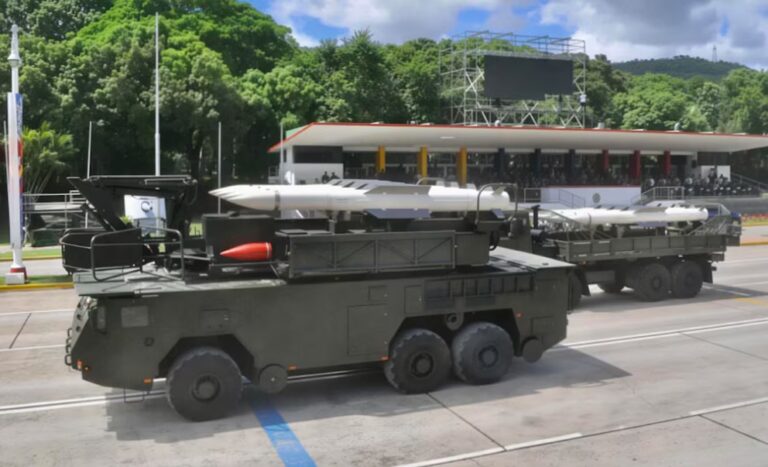 La madrugada del 3 de enero, una operación militar estadounidense empleó tácticas de guerra electrónica, coordinación estratégica y fuerzas especiales para ingresar al espacio aéreo venezolano y lograr la detención del líder y su esposa