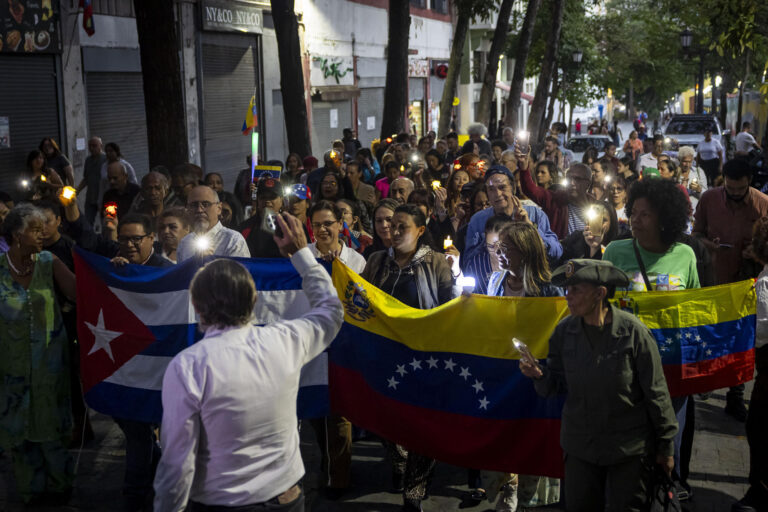 Chavistas marchan en Caracas en homenaje a José Martí y por la libertad de Nicolás Maduro