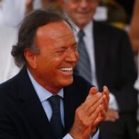 Julio Iglesias, acusado de agresiones sexuales por dos extrabajadoras de sus mansiones