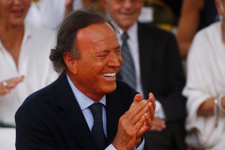 Julio Iglesias, acusado de agresiones sexuales por dos extrabajadoras de sus mansiones