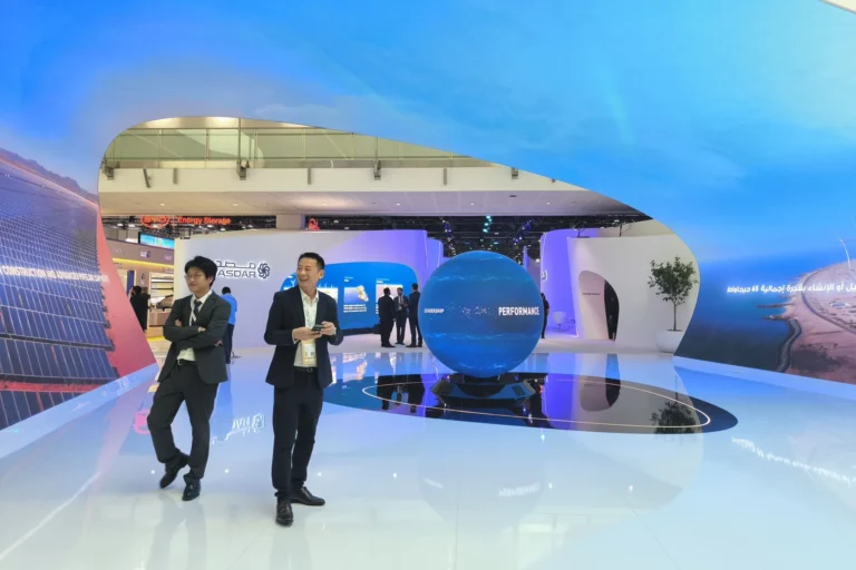 China acapara las miradas en Abu Dabi como líder del sector de energías renovables