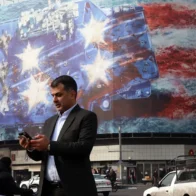 Irán instala un mural con un portaaviones de EE.UU. atacado en plena escalada de tensiones