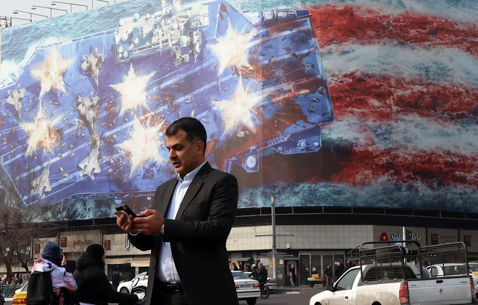 Irán instala un mural con un portaaviones de EE.UU. atacado en plena escalada de tensiones