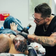 Nueva técnica con anestesiólogos permite realizar tatuajes largos sin dolor en Puerto Rico