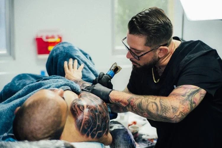 Nueva técnica con anestesiólogos permite realizar tatuajes largos sin dolor en Puerto Rico