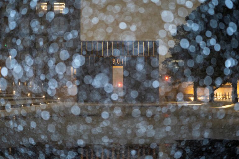 Millones de habitantes en EEUU enfrentan tormenta invernal con nieve, hielo y frío extremo