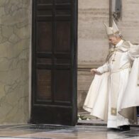 El papa clausura el Jubileo al cerrar la Puerta Santa del Vaticano